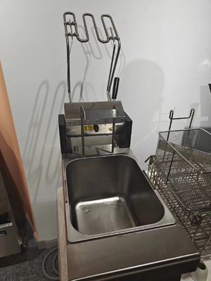 8L Table Top Style Auto Lift 3KW Electric Digital Open Deep Fryer